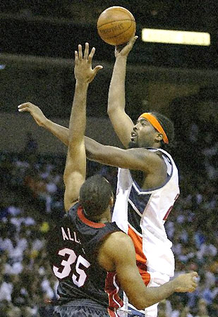 乐福手凉连射3分不中 克拉克森炽热手感打爆鹈鹕【星空·综合体育】(图1) 星空·综合体育