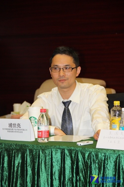 星空·综合体育_
湖人众将练上了!詹姆斯赤膊率队 浓眉扮相很潮 JR上衣湿透(图2) 星空·综合体育